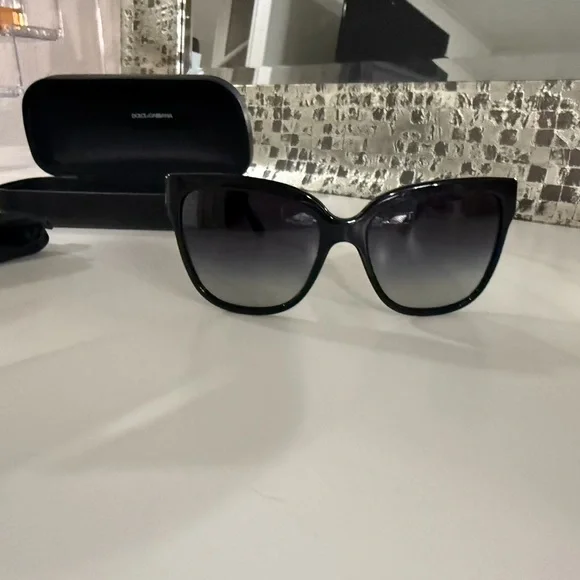 Dolce & Gabbana Sunglasses with Black Frame and Gold Detailing - Picture 4 of 7